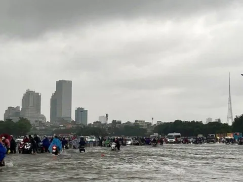 Hà Nội phát lệnh báo động lũ khẩn cấp: 30 điểm nội thành ngập sâu