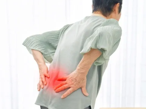 Người bệnh xương khớp dễ tái phát trong ngày mưa bão: 4 cách giảm đau nhức nhanh chóng nhất