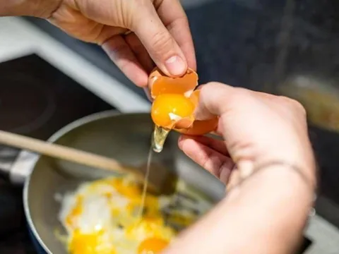 Người mắc bệnh gì tuyệt đối không nên ăn trứng gà? Chuyên gia cảnh báo 5 lưu ý quan trọng ai cũng cần biết