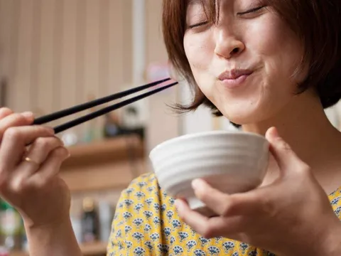 Những người sống lâu thường có 5 thói quen này khi ăn uống này. Bạn có được bao nhiêu thói quen?