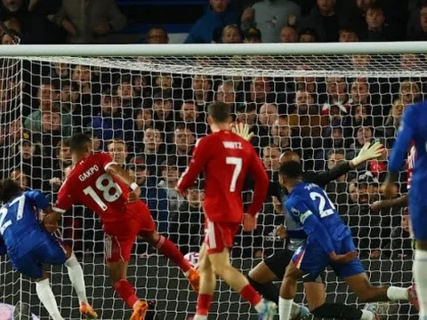 Gary Neville: "Cú chạm của Isak vừa tinh tế, vừa may mắn giúp Gakpo ghi bàn"
