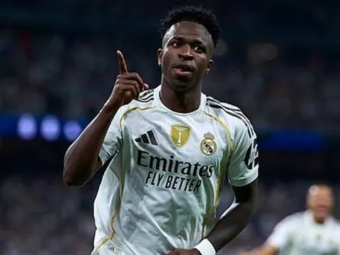 Vinicius giúp Real Madrid "thắp sáng" Bernabeu
