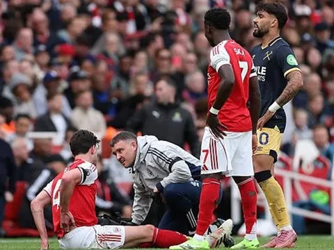 Arsenal thắng trận, Arteta kém vui vì Rice