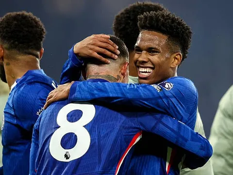 Vì sao Estevao không được đá chính ở trận Chelsea vs Liverpool?