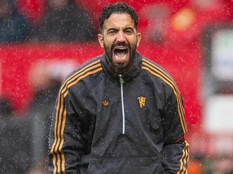 Neville phản pháo Amorim gay gắt dù MU thắng Sunderland