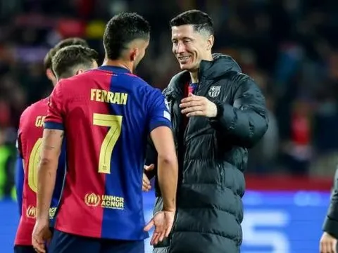 Ferran Torres chiếm suất trung phong của Lewandowski tại Barcelona