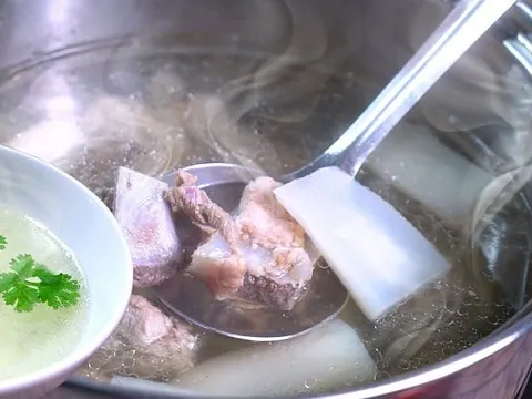 Hầm canh xương bỏ nước lạnh là dại: Thả thứ này vào nước trong veo, ngọt lịm không cần dùng mì chính