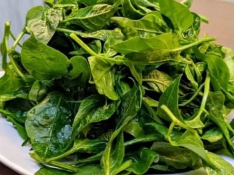 Món canh từ lá ít người biết: Giàu canxi không thua cải bó xôi hay cải xoăn, tốt cho xương khớp