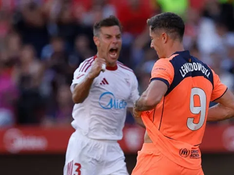 Lewandowski một tay nhấn chìm Barca