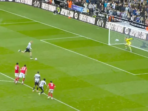 CĐV Newcastle phát cuồng với "quả penalty hay nhất mọi thời đại" của Woltemade