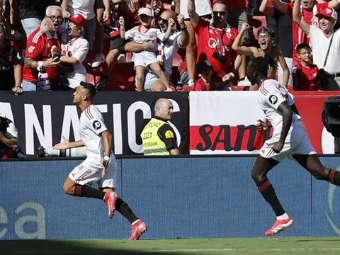 Alexis Sanchez và màn ăn mừng sau khi phá lưới Barca