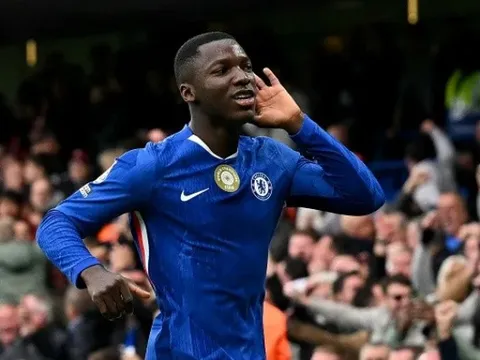 Gary Neville: "Caicedo như 2 trong 1, tiền vệ hay nhất Ngoại hạng Anh"