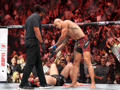 Youssef Zalal khóa siết Josh Emmett trong chớp mắt, gửi chiến thư đến toàn hạng lông UFC