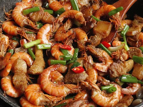 Rang tôm đừng cho nước: Có 1 thứ này tôm đỏ au, giòn ngon, thơm nức