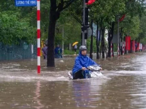 Mưa lớn kéo dài khiến nhiều tuyến phố Hà Nội ngập sâu, “đường hóa sông”, giao thông tê liệt
