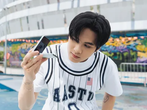Tân binh toàn năng Đức Duy khoe cá tính cùng “chiến hữu” Galaxy Z Flip7