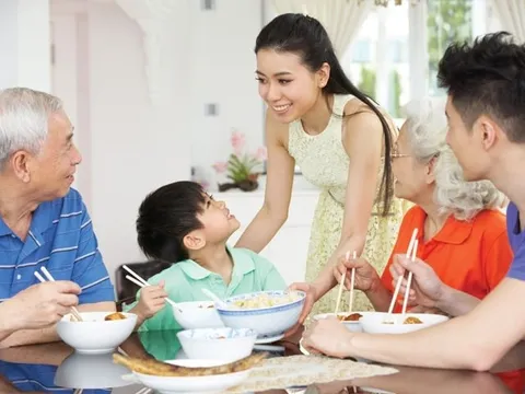 Nhiều bệnh tật bắt nguồn từ bữa tối: Bác sĩ cảnh báo 4 thói quen ăn tối cực hại sức khỏe