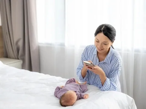 Trẻ đã ngủ, bố mẹ nằm cạnh dùng điện thoại: Có ảnh hưởng gì không? Sự thật khiến nhiều người bất ngờ