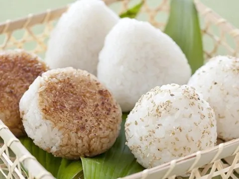 Cách làm Cơm Nắm muối vừng, thơm bùi ngon miệng, đơn giản ai cũng làm được