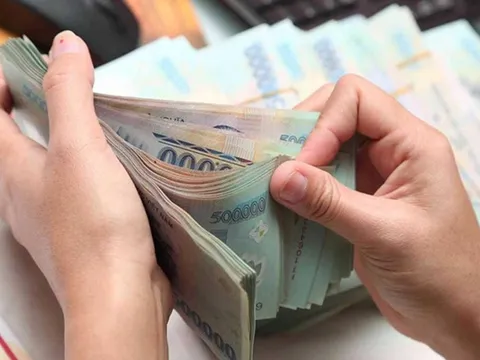 Cán bộ, công chức đủ tuổi nghỉ hưu được hưởng lương hưu, trợ cấp đến 24 tháng lương