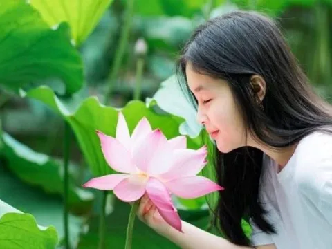 Đừng ngồi chờ hạnh phúc đến, học 4 cách này để tự mình nắm lấy hạnh phúc