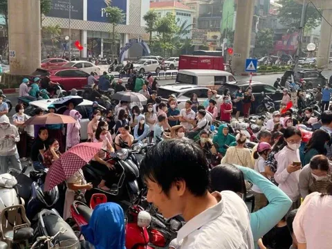 Giá vàng tăng nóng kỷ lục: Người dân xếp hàng chen chân chỉ để mua được 2 chỉ