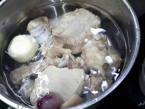 Hầm canh xương bỏ nước lạnh là dại: Làm theo cách này nước trong veo, ngọt lịm