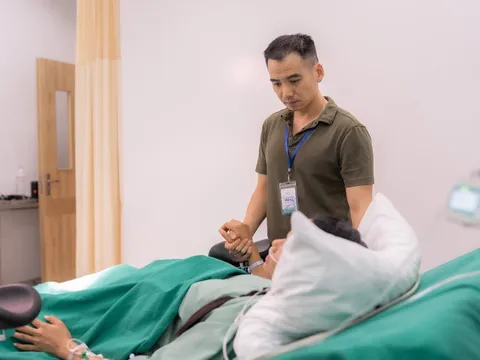 H'Hen Niê bị mỉa mai sau khi sinh con: “Thời buổi này ai nằm ngửa để đẻ nữa?”