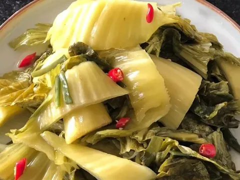 Những người không nên ăn dưa muối