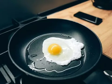 Bí quyết chiên trứng ốp la hoàn hảo, lòng đào vừa tới chỉ trong 1 phút không phải ai cũng biết