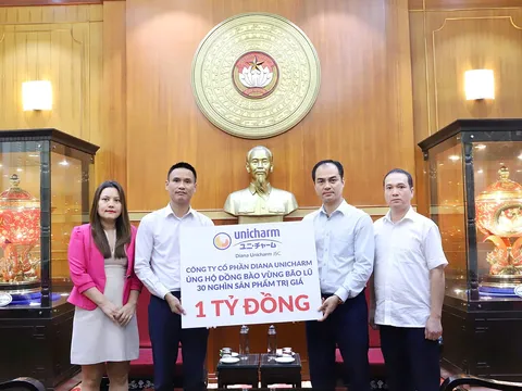 Diana Unicharm trao tặng 30.000 sản phẩm vệ sinh thiết yếu hỗ trợ phụ nữ và trẻ em bị ảnh hưởng do bão lũ