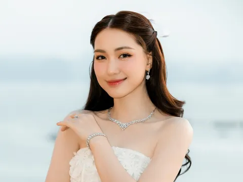 Hoà Minzy cùng bà con chống lũ trong đêm