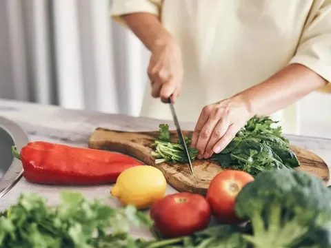 Phần rau thường bị vứt đi này lại là 'kho báu dinh dưỡng', là loại rau tốt thứ hai thế giới