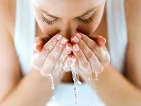 Việc rửa mặt vào buổi sáng có cần thiết không?