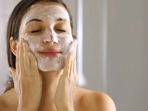 Có nên thay đổi sữa rửa mặt khi giao mùa?