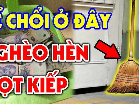 Cứ tiện tay đặt chổi vị trí này bảo sao gia chủ làm mãi không hết nghèo