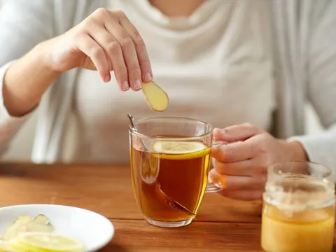 Pha cốc nước gừng theo cách này: Mất ngủ lâu năm uống vào khác hẳn