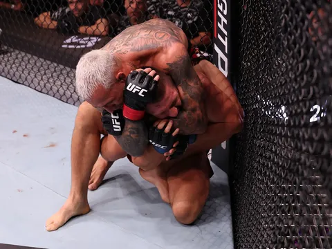 Charles Oliveira áp đảo Mateusz Gamrot, gửi chiến thư đến Max Holloway cho đai 'BMF'