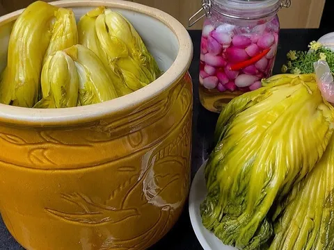 Tại sao dưa muối tự làm hay bị khú?