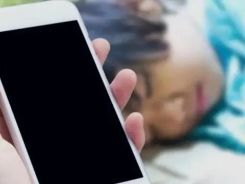 Trẻ đã ngủ, bố mẹ dùng điện thoại gần có hại không? Sự thật khiến cha mẹ bất ngờ