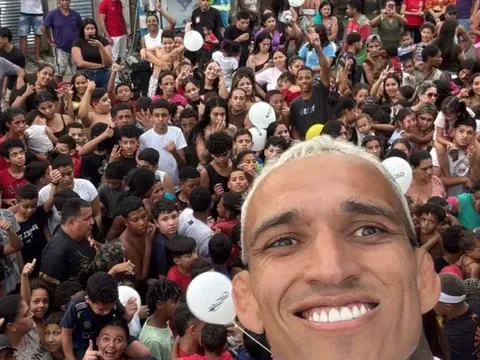 Charles Oliveira: Khi nhà vô địch trở về khu ổ chuột và giữ trọn lời hứa