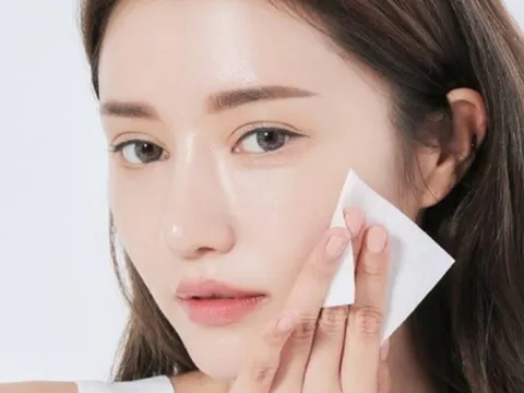 Lưu ngay một vài tips nhỏ giúp bạn dặm lại lớp trang điểm tự nhiên