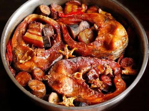 Cách kho cá nhanh nhừ xương, thịt cá chín mềm thơm ngon ăn mà thích mê