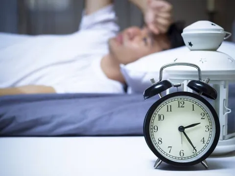 Khó ngủ, dậy sớm, ngủ không sâu: 4 'thủ phạm' âm thầm phá giấc của bạn mỗi đêm