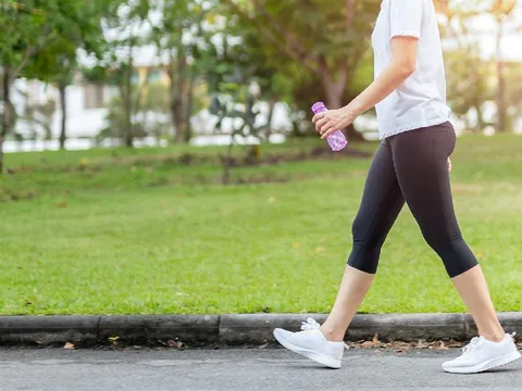Đi bộ vào buổi sáng và đi bộ vào buổi tối, cái nào tốt hơn?