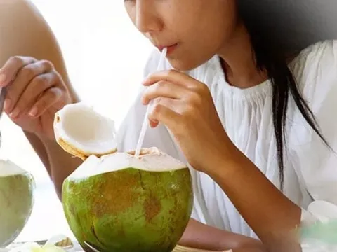 Có nên uống nước dừa tươi vào buổi sáng không?