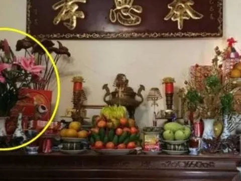 Khi thắp hương, người giàu luôn đặt lọ hoa bên trái bàn thờ – lý do khiến ai nghe cũng gật gù