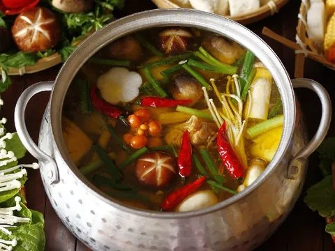 Mẹo nấu nước lẩu ngọt thanh, không mất thời gian ninh xương