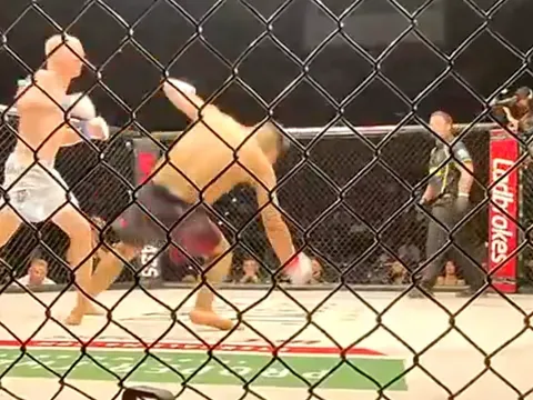 Cú đấm khiến miếng bảo vệ răng 'du hành' và những pha kết liễu điên rồ của làng MMA thế giới