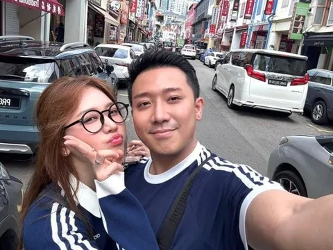 Trấn Thành "khóa môi" Hari Won đầy ngọt ngào trong hậu trường